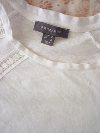 Camiseta blanca Primark con detalles de encaje