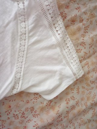 Camiseta blanca Primark con detalles de encaje