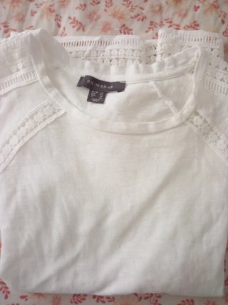 Camiseta blanca Primark con detalles de encaje