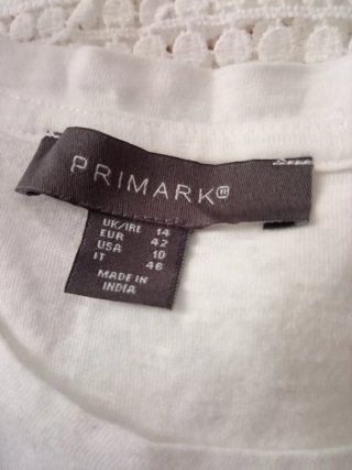 Camiseta blanca Primark con detalles de encaje