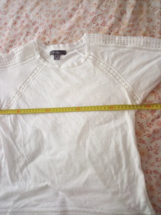 Camiseta blanca Primark con detalles de encaje