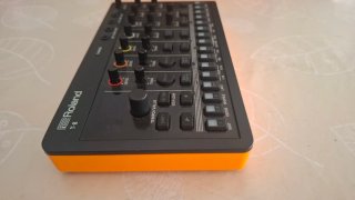 Roland T8 - Sintetizador y Caja de Ritmos