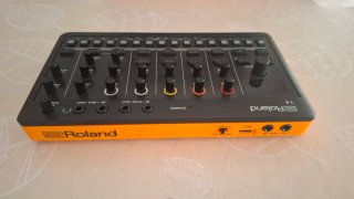 Roland T8 - Sintetizador y Caja de Ritmos