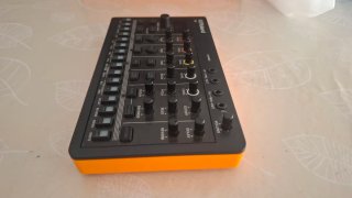 Roland T8 - Sintetizador y Caja de Ritmos