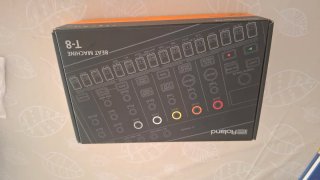Roland T8 - Sintetizador y Caja de Ritmos