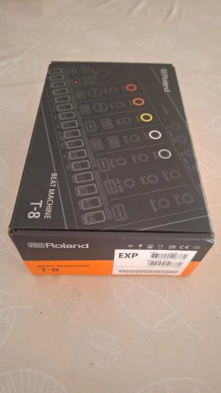 Roland T8 - Sintetizador y Caja de Ritmos