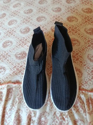 Zapatillas negras sin cordones a estrenar