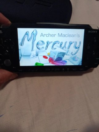 PSP Fat Sony Negra+ juego mercury ( como nueva)