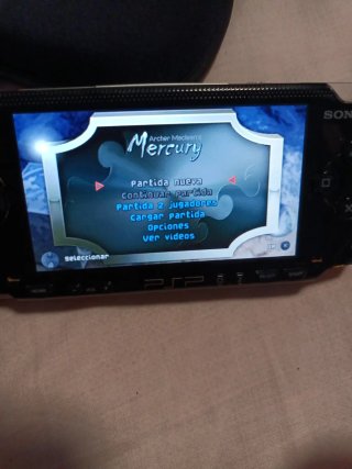 PSP Fat Sony Negra+ juego mercury ( como nueva)