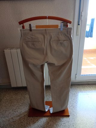 Pantalones chinos slim color beige de Celio.