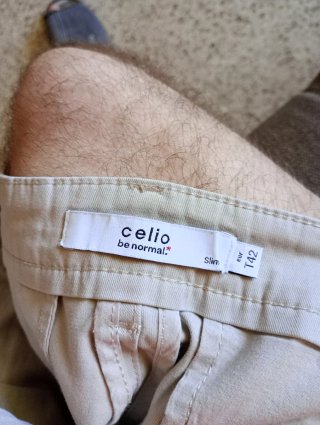 Pantalones chinos slim color beige de Celio.