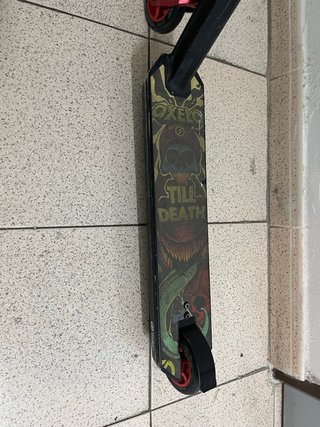 Patinete infantil negro y rojo
