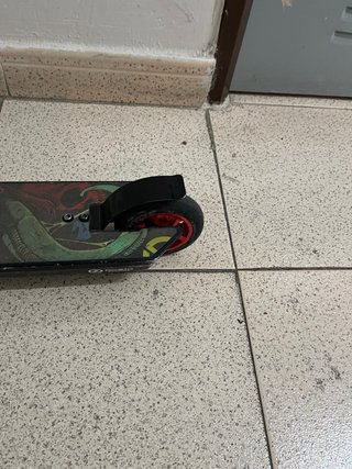 Patinete infantil negro y rojo