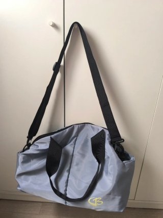 Bolsa de deporte impermeable gris-azulado y negra