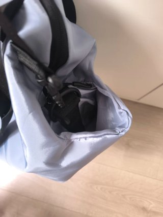 Bolsa de deporte impermeable gris-azulado y negra