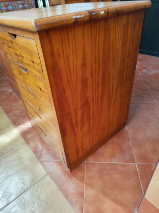 Cajonera de madera rústica