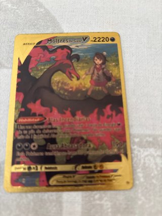Carta Pokémon Moltres de Galar V Dorada 2220 HP