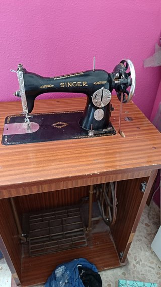 Máquina de coser antigua REFREY