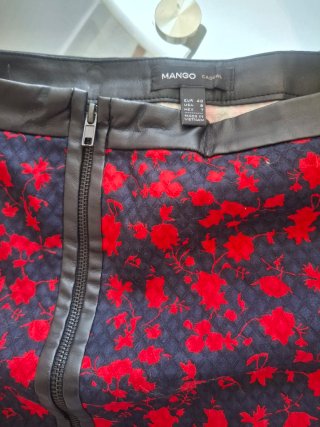 Falda corta floral con cremallera