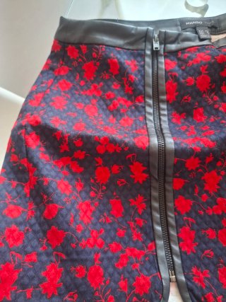 Falda corta floral con cremallera