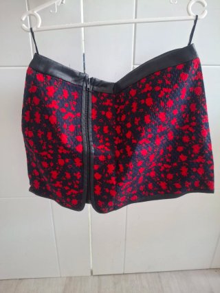 Falda corta floral con cremallera