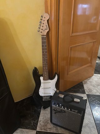 Guitarra Eléctrica Squier Pack Completo
