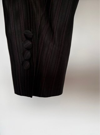 Traje de novio negro con rayas púrpuras
