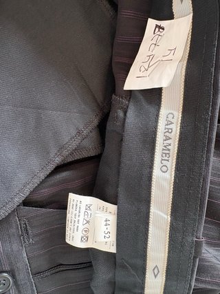 Traje de novio negro con rayas púrpuras