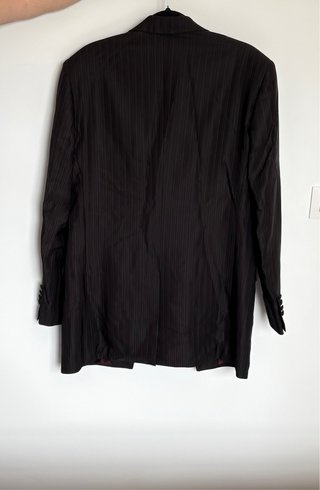 Traje de novio negro con rayas púrpuras