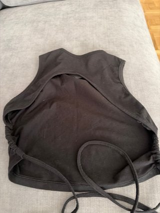 Top negro Subdued con cordones laterales