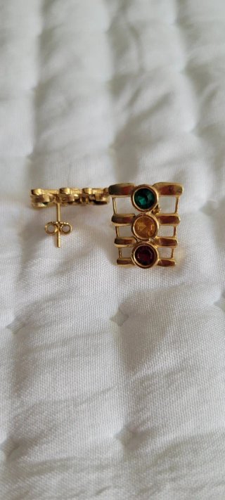 Pendientes dorados con piedras multicolor