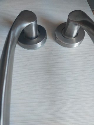 Manillas de acero inoxidable para puertas.