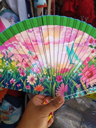 Abanico de madera con diseño de gatos flores