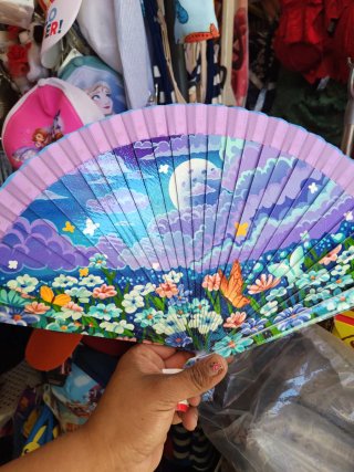 Abanico de madera con diseño de gatos flores