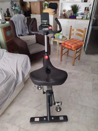 Bicicleta Estática Negra y Roja