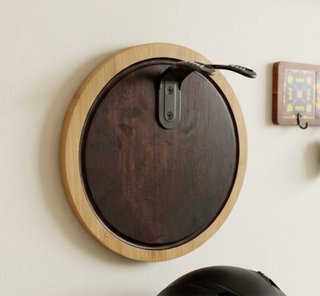Colgador de cascos de madera