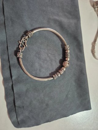 Pulsera de plata con abalorios