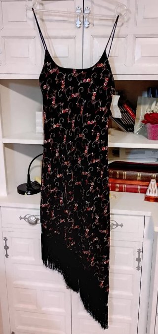 Vestido negro con estampado floral y flecos