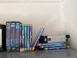 Lote de DVDs y Cintas VHS Variadas