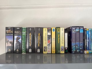 Lote de DVDs y Cintas VHS Variadas
