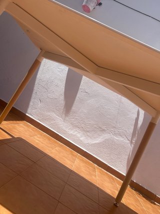 Mesa de comedor/cocina blanca y madera
