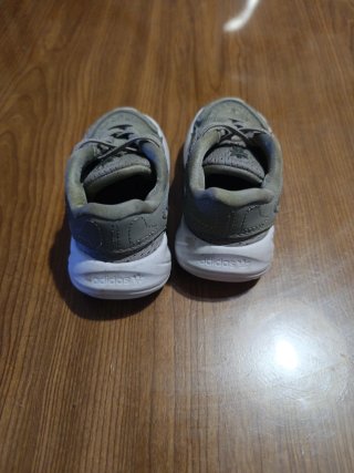 Zapatillas Adidas Ozelia. Talla 21