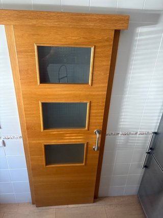 Puerta corredera de madera para la cocina.