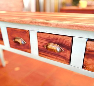 Mesa auxiliar de madera con 6 cajones