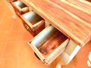 Mesa auxiliar de madera con 6 cajones