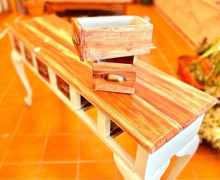 Mesa auxiliar de madera con 6 cajones