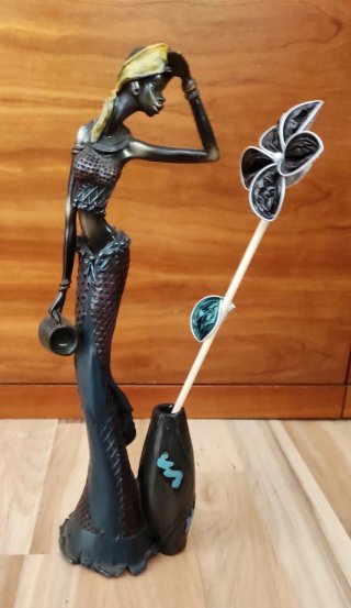 Figura mujer africana con cántaro