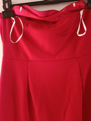 Vestido rojo con flor