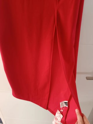 Vestido rojo con flor