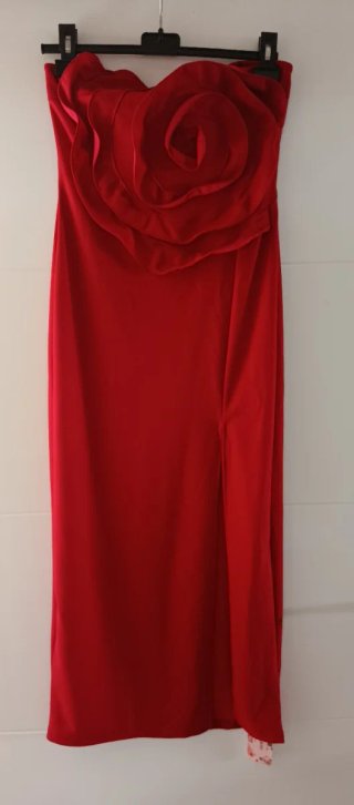 Vestido rojo con flor